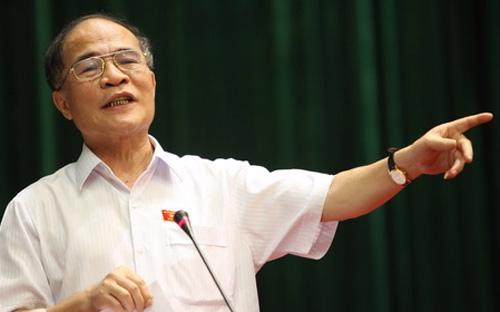 Chủ tịch Quốc hội Nguyễn Sinh Hùng yêu cầu ban soạn thảo 
không nên tính toán đơn thuần là giảm bao nhiêu phần trăm thì mất bao 
nhiêu nghìn tỷ, mà phải tính được tác động vào sản xuất kinh doanh thế 
nào - Ảnh: Tuổi Trẻ. 