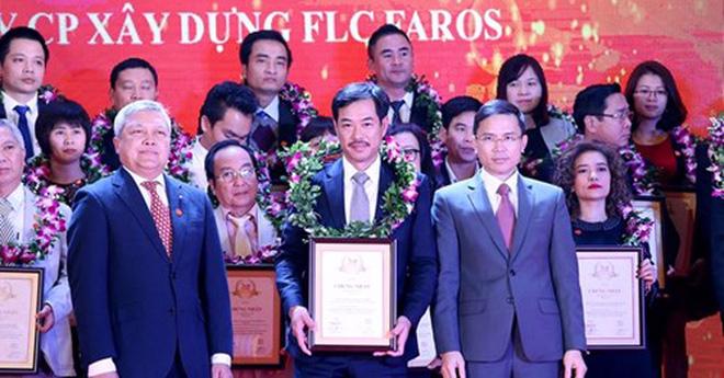 Đại diện FLC Faros (giữa) tại lễ nhận danh hiệu top 500 doanh nghiệp lớn nhất Việt Nam năm 2016.<br>
