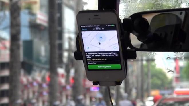 Được đưa vào Việt Nam cách đây 3 năm, các ứng dụng gọi xe của Grab hay Uber trên smartphone đã làm thay đổi về cơ bản cách vận hành của cả thị trường taxi truyền thống - Ảnh: Getty. <br>