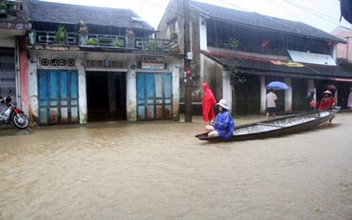Nước sông dâng lên làm ngập phố cổ Bao Vinh tại thị xã Hương Trà, sáng 16/11 - Ảnh: DT.<br>