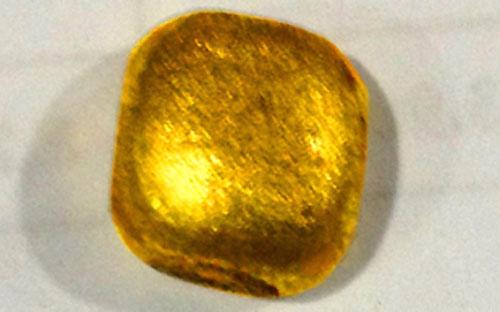 Trên mẫu nghiên cứu có thể thấy bề mặt vàng không thật bóng mịn mà xuất hiện những hạt lấm tấm khác với bề mặt bóng nhẵn của vàng 9999 thông thường.