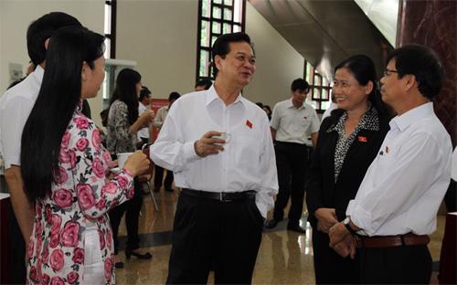 Thủ tướng Nguyễn Tấn Dũng và các đại biểu tại hành lang Quốc hội, hôm 11/6.