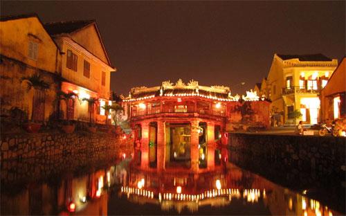 Cầu Chùa, cây cầu cổ trong khu đô thị cổ Hội An, tỉnh Quảng Nam. Cầu còn có tên gọi Cầu Nhật Bản hay Lai Viễn Kiều, được các thương nhân Nhật Bản góp tiền xây dựng vào khoảng thế kỷ 17.<br>