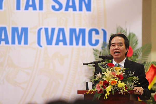 Thống đốc Nguyễn Văn Bình phát biểu tại buổi lễ ra mắt VAMC, tháng 7/2013.