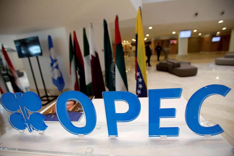 Mới đây, Goldman Sachs công bố dự báo thị trường dầu sẽ bắt đầu thiếu dầu từ nửa sau năm 2017. Việc OPEC cắt giảm sản lượng sẽ có thể khiến điều đó diễn ra sớm hơn - Ảnh: Reuters.<br>