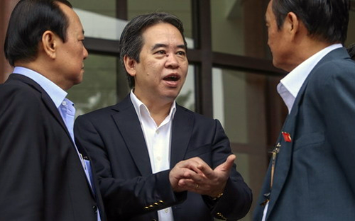 Thống đốc Ngân hàng Nhà nước Nguyễn Văn Bình (giữa) với các đại biểu Quốc hội bên hành lang nghị trường.<br>