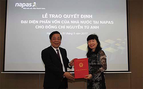 Lãnh đạo Ngân hàng Nhà nước trao quyết định đại diện phần vốn Nhà nước tại NAPAS cho bà Nguyễn Tú Anh hồi tháng 5/2017.<br>