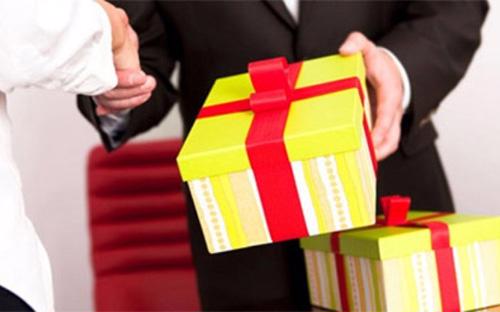 Có 48% doanh nghiệp được hỏi thừa nhận có tặng quà cho cán bộ, công chức trong khoảng thời gian 12 tháng gần đây, trong đó 82% là quà có giá trị trên 500.000 đồng - Ảnh minh họa.