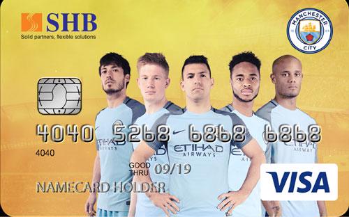  Với sản phẩm thẻ SHB-ManCity Visa Cashback, áo và bóng thi đấu chính 
thức có chữ ký của cầu thủ câu lạc bộ bóng đá Manchester City sẽ được 
tặng cho chủ thẻ có tổng chi tiêu tích lũy cao nhất và nhì trong mỗi kỳ 
sao kê.