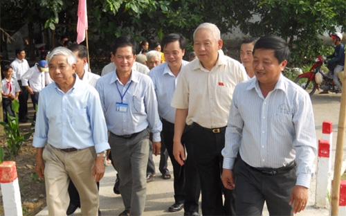 Đại biểu Quốc hội Trần Văn (thứ hai từ phải sang) trong một chuyến tiếp xúc cử tri tại tỉnh Cà Mau.<br>