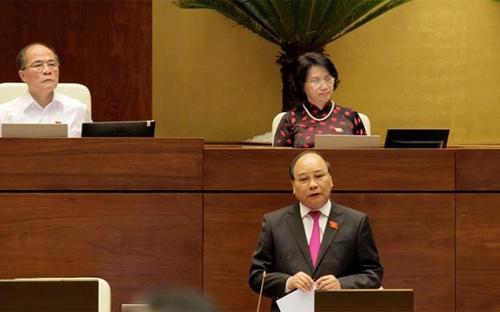 Phó thủ tướng Nguyễn Xuân Phúc trình bày báo cáo của Chính phủ về thực hiện nghị quyết chất vấn và trả lời chất vấn.<br>