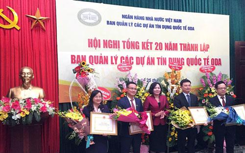 Đại diện lãnh đạo Ngân hàng Nhà nước trao bằng khen cho các ngân hàng có kết quả xuất sắc trong giải ngân dự án SMEFP năm 2015.