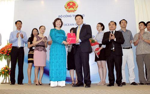 Bà Hồ Thị Kim Thoa, Thứ trưởng Bộ Công Thương, trao giấy phép thành lập Sở Giao dịch Hàng hóa Info cho lãnh đạo Ocean Group. 