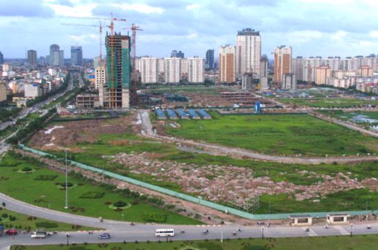 Mức giá cao nhất trong bảng giá đất của Hà Nội và Tp.HCM là 81 triệu đồng/m2 (cũng là mức tối đa trong khung giá đất của Chính phủ) trong khi giá đất chuyển nhượng cao nhất thực tế trên thị trường cao hơn 400 triệu đồng/m2, cá biệt có nơi hàng tỷ đồng/m2.