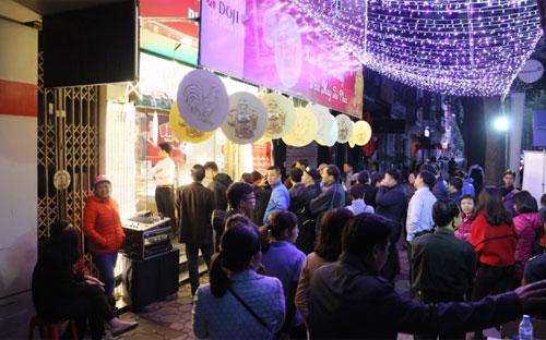 Cảnh người dân xếp hàng trước 5h sáng chờ mua vàng tại "phố vàng" Trần Nhân Tông (Hà Nội) - Ảnh: VnExpress.<br>