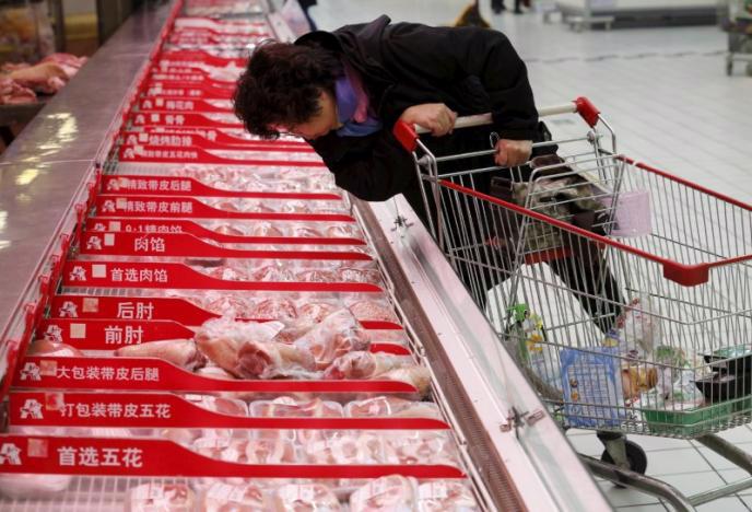 Trung Quốc vẫn tiêu thụ nhiều thịt lợn hơn bất kỳ quốc gia nào trên thế giới - Ảnh: Reuters.<br>