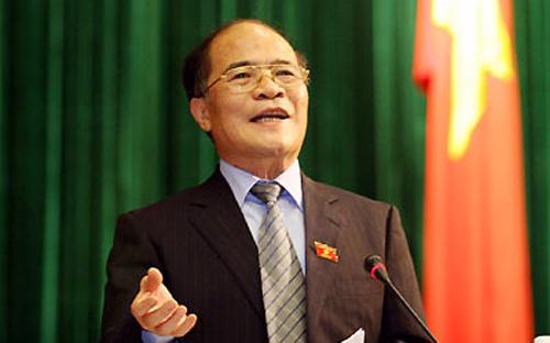 Chủ tịch Quốc hội Nguyễn Sinh Hùng đề nghị các vị đại biểu Quốc hội góp nhiều ý kiến cụ thể, thiết thực đề xuất với Ủy ban dự thảo sửa đổi Hiến pháp năm 1992.