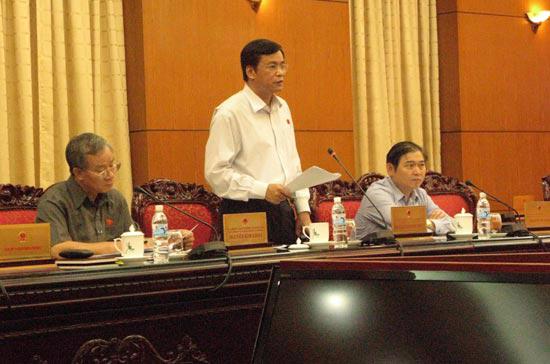 Chủ nhiệm Văn phòng Quốc hội Nguyễn Hạnh Phúc báo cáo về dự kiến nội dung, chương trình kỳ họp thứ 4 của Quốc hội - Ảnh: PT.