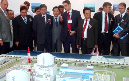 Mô hình nhà máy điện hạt nhân của Nga tại triển lãm điện hạt nhân lần thứ 4 tại Hà Nội năm 2010 - Ảnh: Trần Lưu.<br>