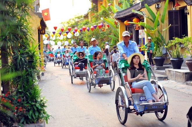 Du lịch Việt Nam đang phát triển mạnh và được định hướng thành một ngành kinh tế mũi nhọn với mục tiêu đạt doanh thu 35 tỷ USD vào năm 2020.