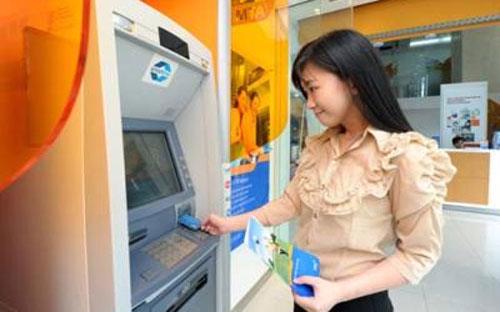 Phí rút tiền mặt tại ATM cho giao dịch nội mạng dự kiến sẽ tăng dần theo
 từng năm, từ 1.000 đồng/lần giao dịch vào năm 2013 đến 3.000 đồng/lần 
giao dịch vào năm 2015.