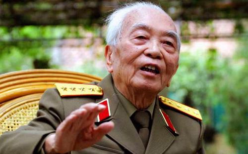Đại tướng Võ Nguyên Giáp là Tổng tư lệnh tối cao của Quân đội Nhân dân Việt Nam trong hai cuộc kháng chiến chống Pháp và chống Mỹ. Ông trực tiếp hoặc tham gia chỉ huy nhiều chiến dịch quân sự lớn, trong đó có chiến dịch Điện Biên Phủ (1954) và chiến dịch Hồ Chí Minh (1975), những cột mốc quan trọng trong lịch sử đất nước. <br>