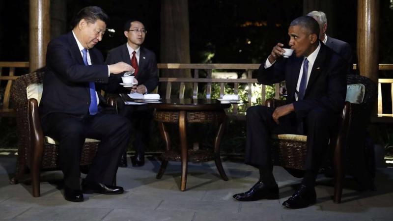 Chủ tịch Trung Quốc Tập Cận Bình (trái) dùng trà cùng Tổng thống Mỹ Barack Obama - Ảnh: SCMP.<br>