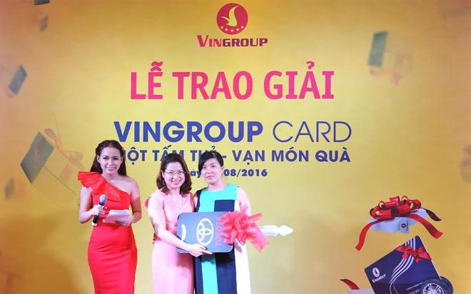 Người may mắn nhất của chương trình là khách hàng Lê Thị Thu Hà (Tp.HCM) - chủ thẻ Vingroup Card mang mã số 8888200236716458, với giải nhất là xe Camry trị giá 1,4 tỷ đồng.<br>