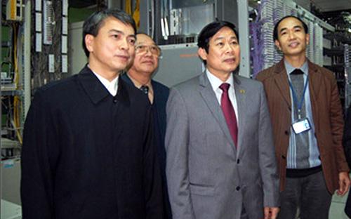 Ông Trần Mạnh Hùng (ngoài cùng bên trái) giới thiệu hệ thống mạng viễn thông của Hà Nội với Bộ trưởng Bộ Thông tin và Truyền thông Nguyễn Bắc Son - Ảnh: ITCnews.<br>