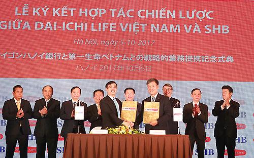 Hợp tác chiến lược giữa SHB với Dai-ichi Life Việt Nam, độc quyền phân 
phối sản phẩm với thời hạn lên tới 15 năm, là một điển hình trong xu hướng mở rộng mô hình phân phối bảo hiểm qua ngân hàng tại Việt Nam.<br>