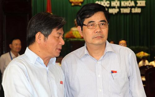 Bộ trưởng Cao Đức Phát (phải) và Bộ trưởng Bùi Quang Vinh bên hành lang Quốc hội - Ảnh: VnExpress.<br>