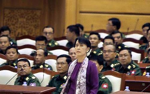 Giữa tầng lớp quân đội với bà Suu Kyi và NLD nhiều khả năng sẽ tiếp tục một mối quan hệ đối đầu không bình yên.