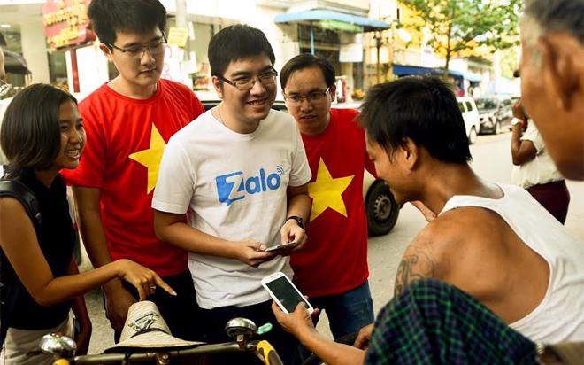 Kỹ sư Zalo đang trò chuyện cùng một người lái xe thồ trên đường phố Yangon, Myanmar.<br>