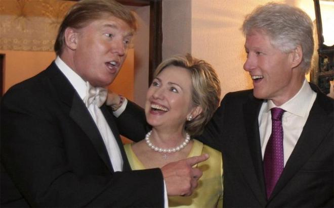 Tỷ phú Donald Trump, bà Hillary Clinton và cựu Tổng thống Bill Clinton trong một sự kiện nhiều năm trước.<br>
