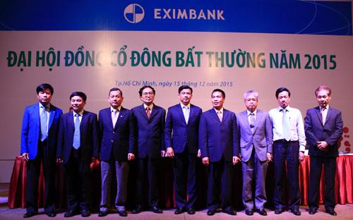 Các thành viên Hội đồng Quản trị Eximbank nhiệm kỳ 2015-2020 vừa được bầu tại đại hội ngày 15/12/2015 (ông Lê Minh Quốc đứng ngoài cùng, bên phải).<br>