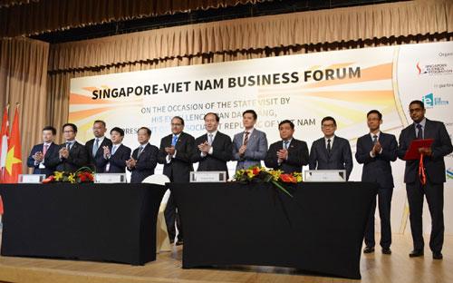 Vietcombank ký thỏa thuận ghi nhớ bán 7,73% cổ phần cho GIC, trong khuôn khổ của Diễn đàn Doanh nghiệp Việt Nam - Singapore nhân chuyến thăm chính thức của Chủ tịch nước Trần Đại Quang tại Singapore ngày 29/8 vừa qua.
