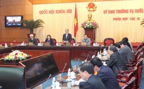 Chủ tịch Quốc hội Nguyễn Sinh Hùng (người đứng) trong một phiên họp của Ủy ban Thường vụ Quốc hội.<br>