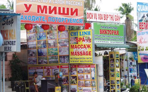 Hàng quán trưng biển hiệu tiếng Nga tại Mũi Né (Bình Thuận).<br>