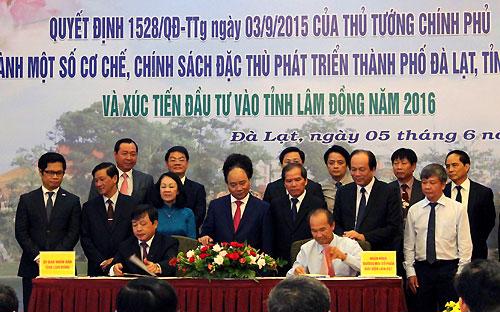 Lễ ký cam kết đầu tư giữa công ty Him Lam với đại diện ban ngành tỉnh Lâm Đồng.<br>