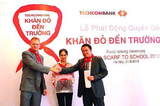 Chủ tịch Techcombank Hồ Hùng Anh và ông Steve Banner - đại diện cấp cao của HSBC tại Techcombank tại lễ phát động quyên góp từ thiện Khăn đỏ đến trường năm 2012.
