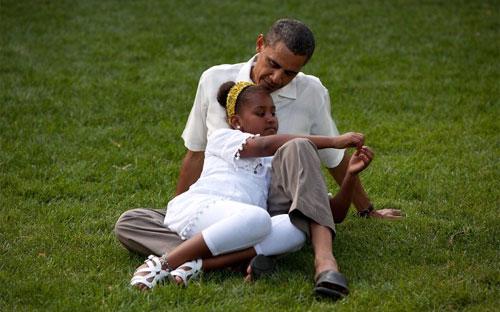 Ông Barack Obama và con gái Sasha trên thảm cỏ tại Nhà Trắng.<br>