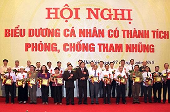 Hội nghị biểu dương những cá nhân có thành tích phòng, chống tham nhũng năm 2010 - Ảnh Chinhphu.vn.
