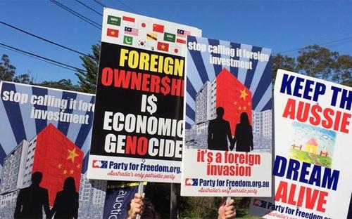 Một cuộc biểu tình phản đối người Trung Quốc ồ ạt mua nhà, đất tại Australia - Ảnh: The Australian.<br>