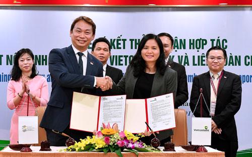 Lễ ký thỏa thuận hợp tác toàn diện giữa Vietcombank với SMF.<br>