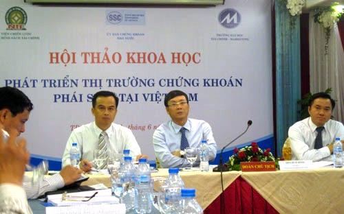 Viện trưởng Viện Chiến lược và chính sách tài chính Vũ Nhữ Thăng (trái) và Chủ tịch Ủy ban Chứng khoán Nhà nước Vũ Bằng tại hội thảo “Phát triển thị trường chứng khoán phái sinh tại Việt Nam” diễn ra sáng 28/6 tại Tp.HCM.<br>