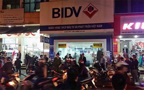 Hiện trường vụ cướp tại một điểm giao dịch của BIDV ở Thừa Thiên Huế ngày 6/12 vừa qua - Ảnh: Tuổi trẻ.<br>