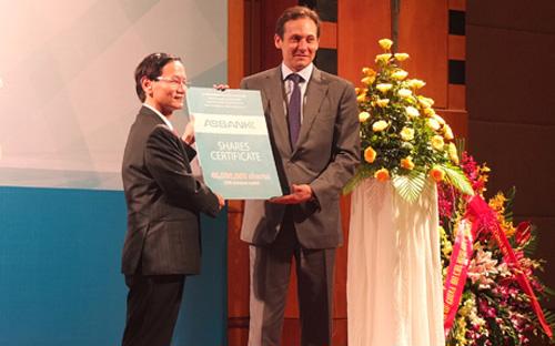 Chủ tịch ABBank Vũ Văn Tiền và đại diện cổ đông chiến lược nước ngoài tại lễ công bố phát hành cổ phần cho nhà đầu tư nước ngoài là Tổ chức Tài chính Quốc tế (IFC) và MayBank ngày 23/4/2013.<br>