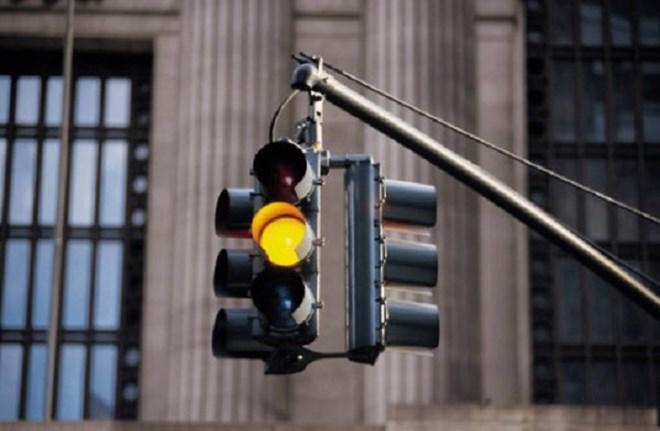 Theo quy định tại quy chuẩn kỹ thuật quốc gia về báo hiệu đường bộ ban hành kèm Thông tư 06/2016 của Bộ Giao thông Vận tải, từ 1/11/2016, khi tín hiệu vàng bật sáng, người điều khiển phương tiện phải cho xe dừng trước vạch sơn “vạch dừng xe”, nếu không có vạch sơn “vạch dừng xe” thì phải dừng phía trước đèn tín hiệu theo chiều đi.
