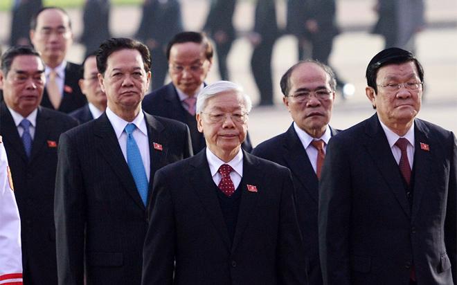Lãnh đạo Đảng, Nhà nước và đại biểu dự Đại hội 12 đến đặt vòng hoa và vào Lăng viếng Chủ tịch Hồ Chí Minh - Ảnh: Zing.