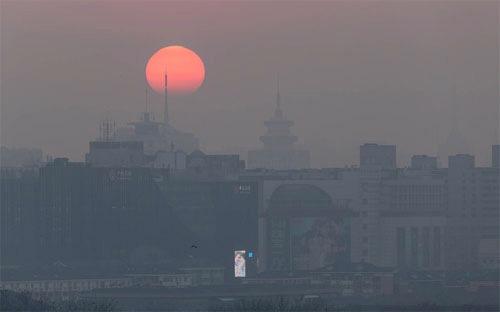 Khói mù ở Bắc Kinh, Trung Quốc ngày 17/12 - Ảnh: Bloomberg.<br>